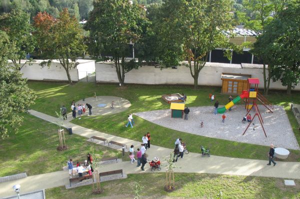 Zahrada s dětským hřištěm